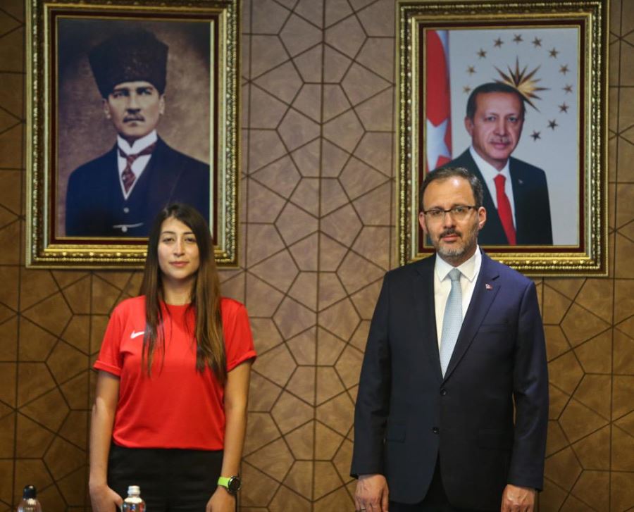  Bakan Mehmet Muharrem Kasapoğlu, dünya rekortmeni Milli serbest dalış sporcusu Fatma Uruk ile  bir araya geldi.
