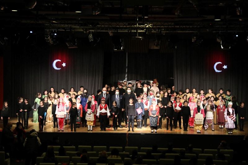 BİLGİNİN IŞIĞINDA ANADOLU İSİMLİ OYUN SAHNELENDİ
