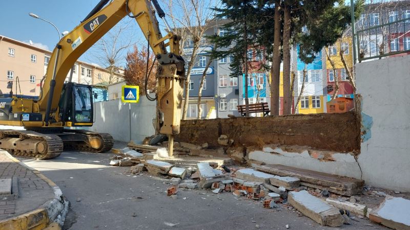 Riskli okul duvarları yenileniyor