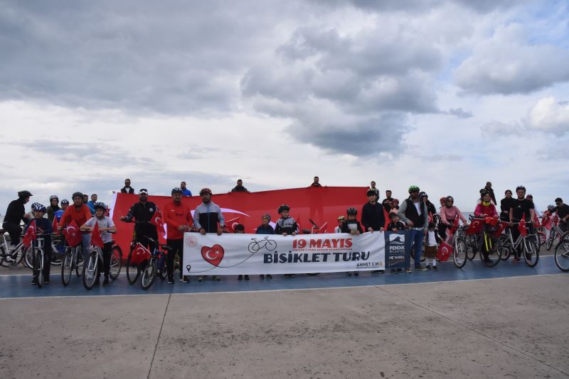 Dev Türk Bayrağı’na Pedal Çevirerek Eşlik Ettiler