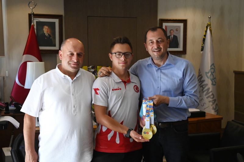 Başkan Yüksel genç şampiyonları misafir etti