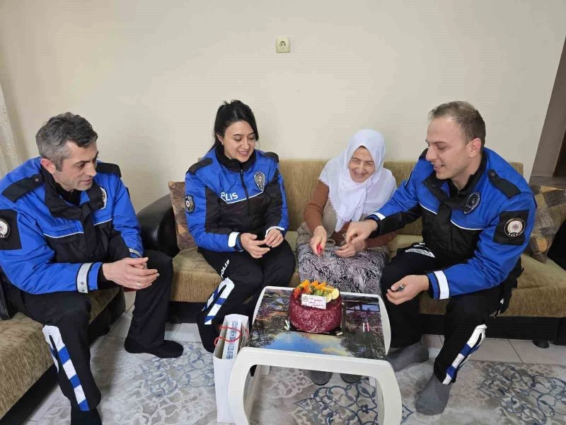 Kırıkkale’de Polis Ekiplerinden Yalnız Yaşayan 81 Yaşındaki Döndü Kılıç’a Doğum Günü Sürprizi