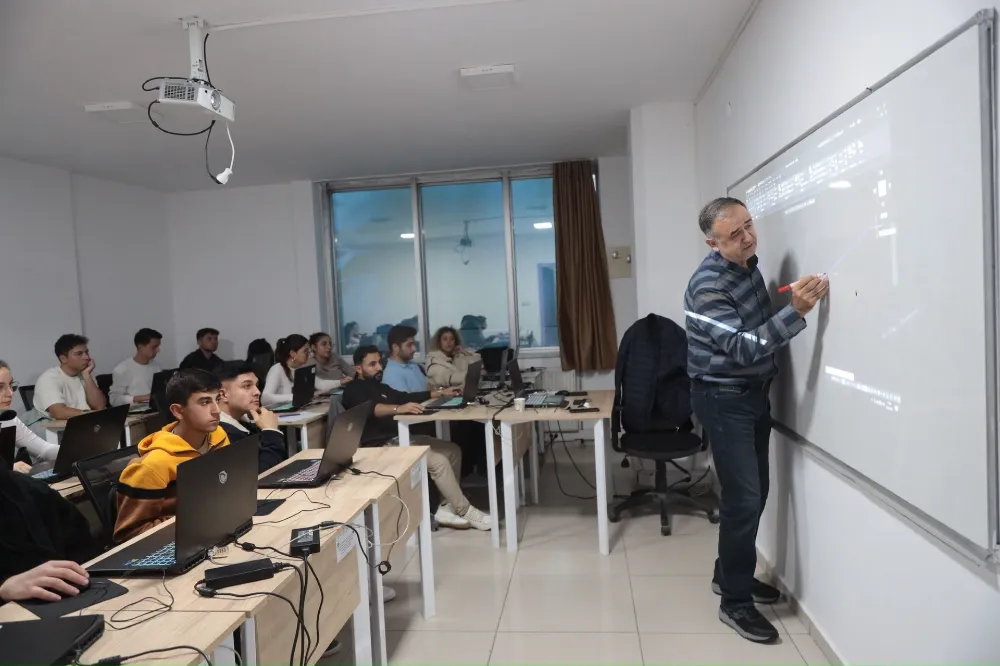 AKADEMİ AKSARAY’DA GELECEĞE YÖN VEREN EĞİTİM ÇALIŞMALARI SÜRÜYOR