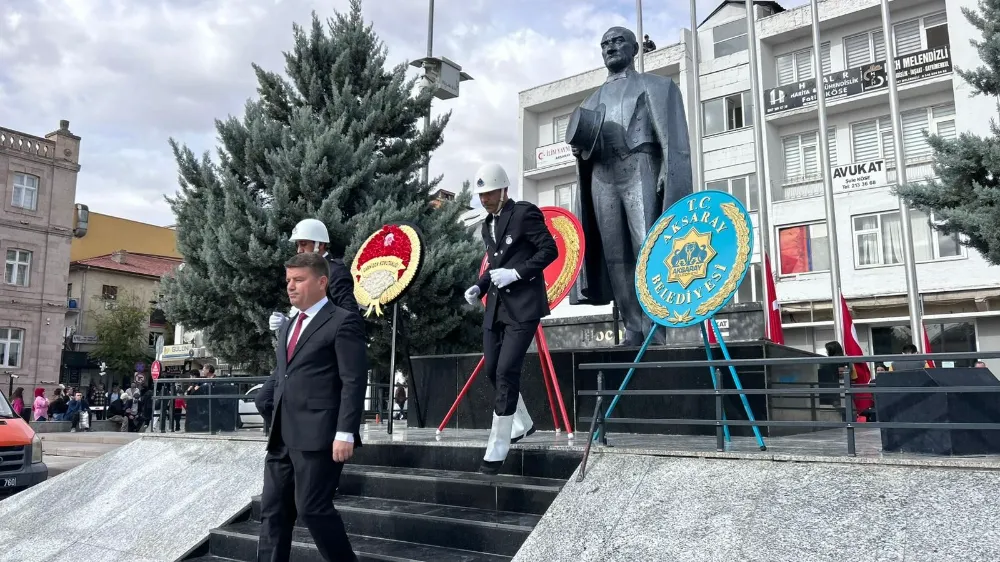 Cumhuriyet’in kurucusuna vefa: Atatürk anıtına çelenk sunuldu