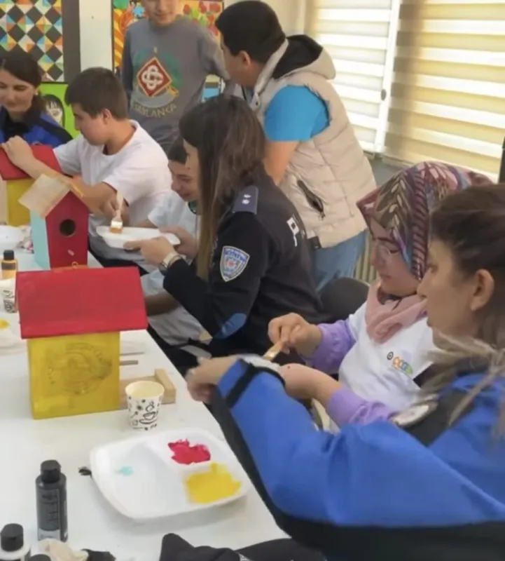 Kütahya Emniyetinden Özel Öğrencilere Yönelik Ahşap Kuş Evleri Boyama Etkinliği Gerçekleştirildi