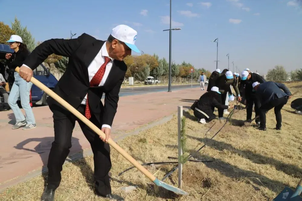 ASÜ’de Milli Ağaçlandırma Günü’nde yüzlerce fidan toprakla buluşturuldu