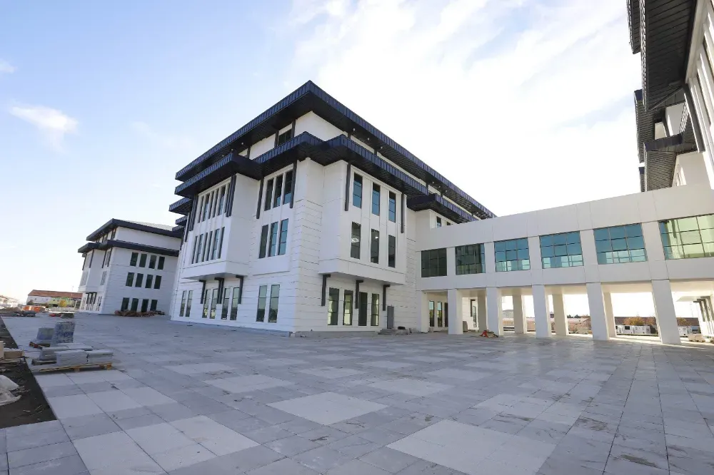 YENİ BELEDİYE HİZMET BİNASINDA ÇALIŞMALAR TAMAMLAMA AŞAMASINA ULAŞTI