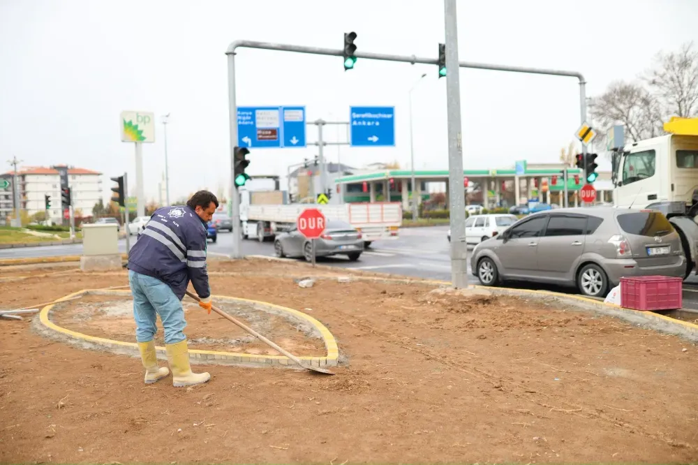 AKSARAY BELEDİYESİ MUHSİN YAZICIOĞLU BULVARI’NDA KURU PEYZAJ ÇALIŞMASI BAŞLATTI