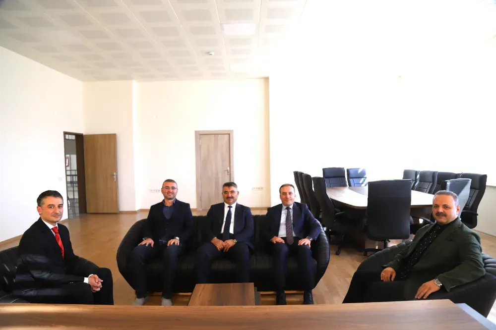 Rektör Arıbaş’tan Bilgisayar ve Bilişim Bilimleri Fakültesi Dekanı Prof. Dr. Akbal’a hayırlı olsun ziyareti