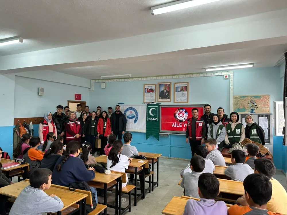 Aksaray Üniversitesi öğrencilerinden okullara sosyal sorumluluk ziyareti