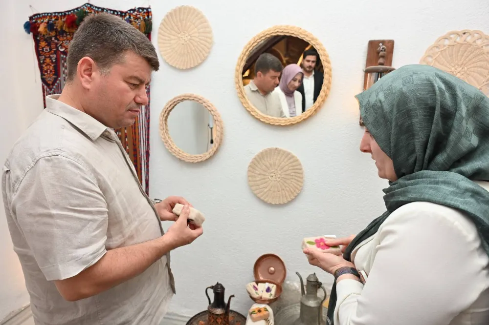 EL EMEĞİ ÜRÜNLER KADINLAR LOKALİ SERGİ VE SATIŞ OFİSİNDE VATANDAŞLARLA BULUŞUYOR