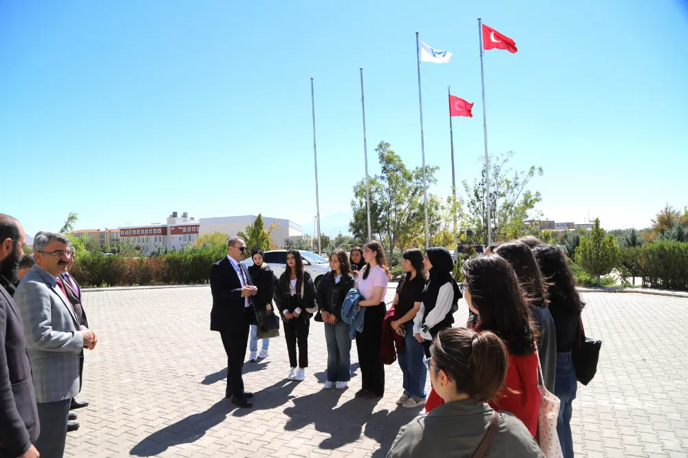 Öğrencilerle buluşan Rektör Arıbaş:  Kampüsümüz sizlerle güzel