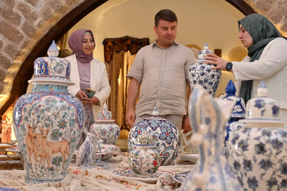 BAŞKAN DİNÇER, II. KILIÇARSLAN HAMAMI’NDA, KADINLAR LOKALİ SERGİ VE SATIŞ OFİSİNİ ZİYARET ETTİ